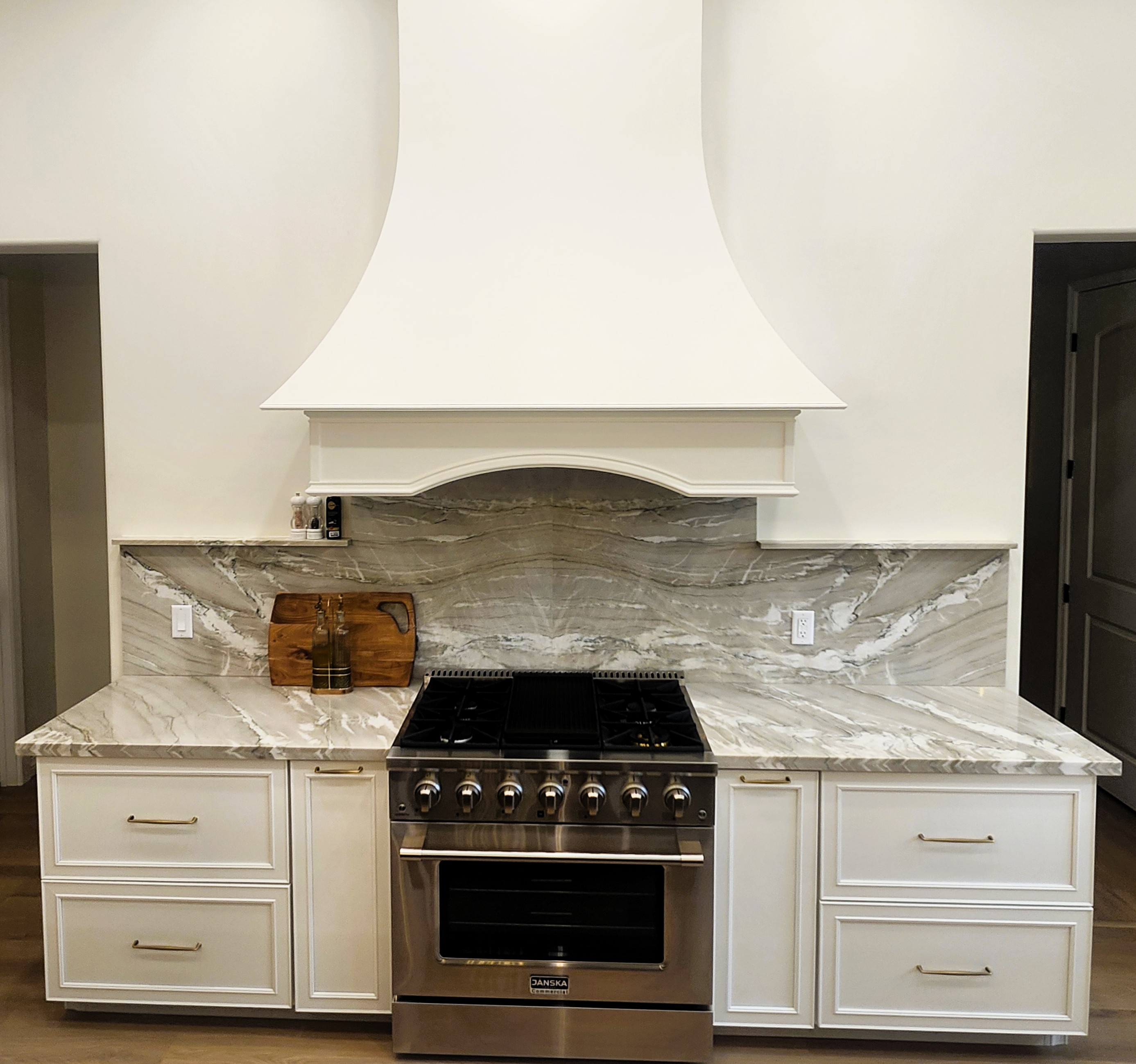Starlight Pines Estate - Custom stove and hood